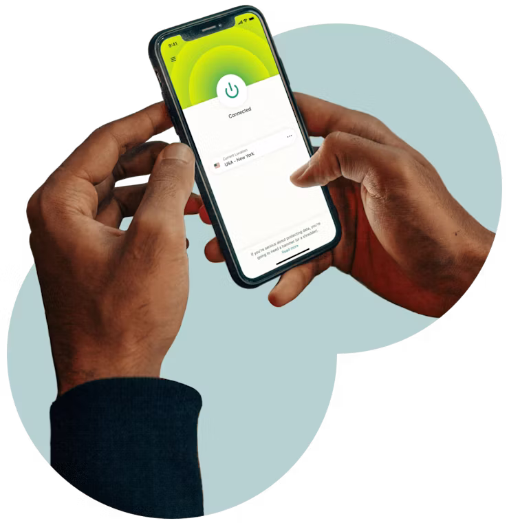 En person, der bruger en telefon med ExpressVPN.